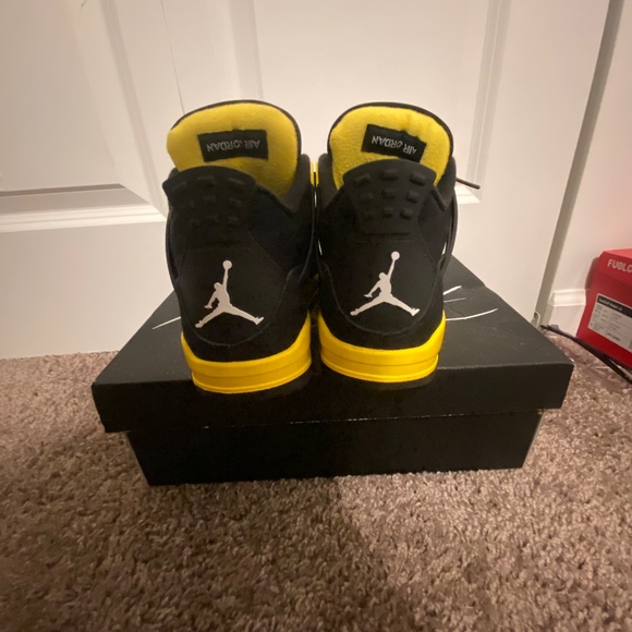 Jordan 4 Retro thunder (2023)